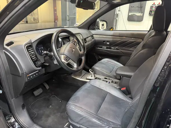 Mitsubishi Outlander 2020 - 24900 EUR, 63000 km - AUTO.MOTO.pt - 63000km - foto 8 de 14