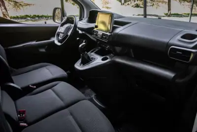 Peugeot Partner 1.5 Blue HDI 100 S&S Premium 2021 - 12990 EUR, 71659 km - AUTO.MOTO.pt - 71659km - foto 20 de 31