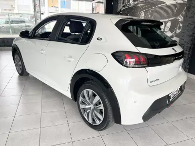 Peugeot e-208 2020 - 16800 EUR, 25181 km - 25181km - foto 3 de 24