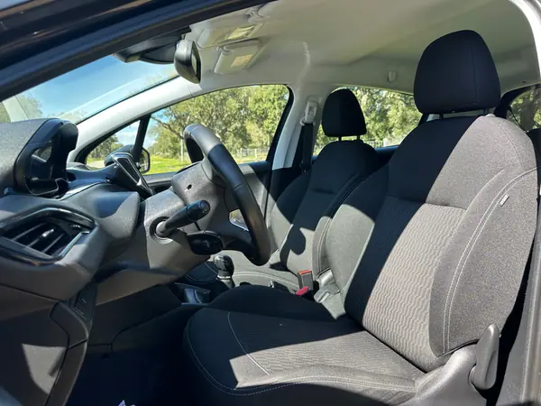 Peugeot 208 2017 - 7850 EUR, 130754 km - AUTO.MOTO.pt - 130754km - foto 7 de 10