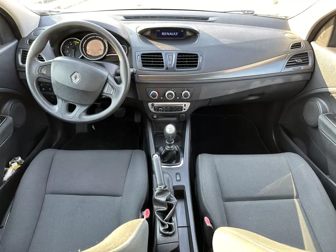 Renault Mégane 2014 - 5500 EUR, 270000 km - AUTO.MOTO.pt - 270000km - foto 10 de 12
