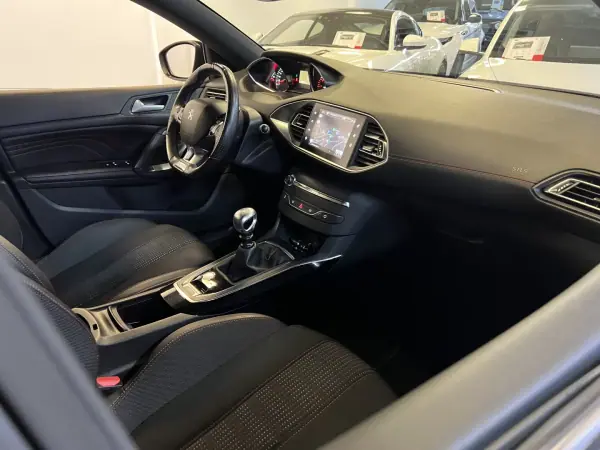 Peugeot 308 2017 - 10990 EUR, 120000 km - AUTO.MOTO.pt - 120000km - foto 7 de 35