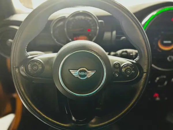 MINI 5 Portas 2016 - 12000 EUR, 203000 km - AUTO.MOTO.pt - 203000km - foto 10 de 27