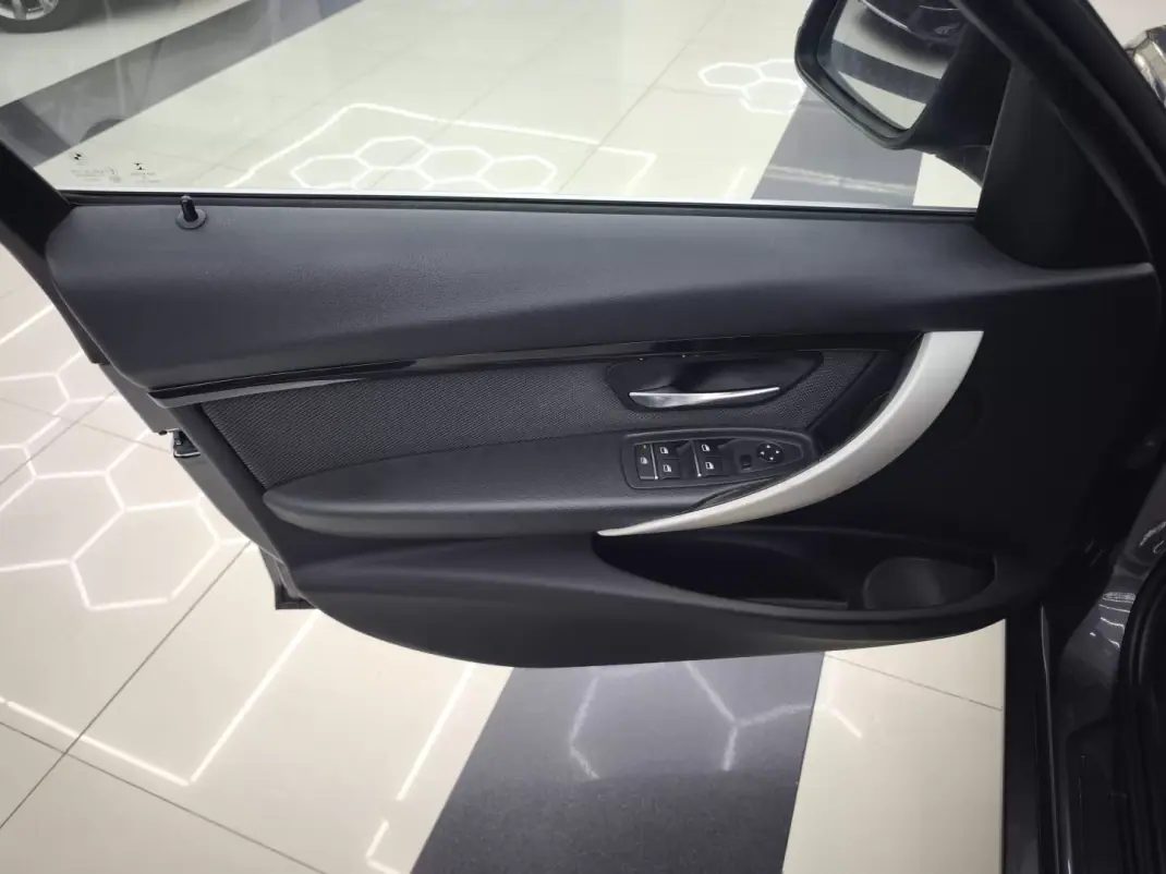 BMW 318 2019 - 19450 EUR, 156507 km - AUTO.MOTO.pt - 156507km - foto 21 de 46
