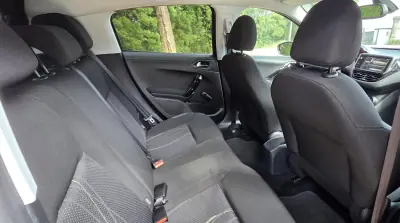 Peugeot 208 2013 - 5990 EUR, 168000 km - AUTO.MOTO.pt - 168000km - foto 13 de 16