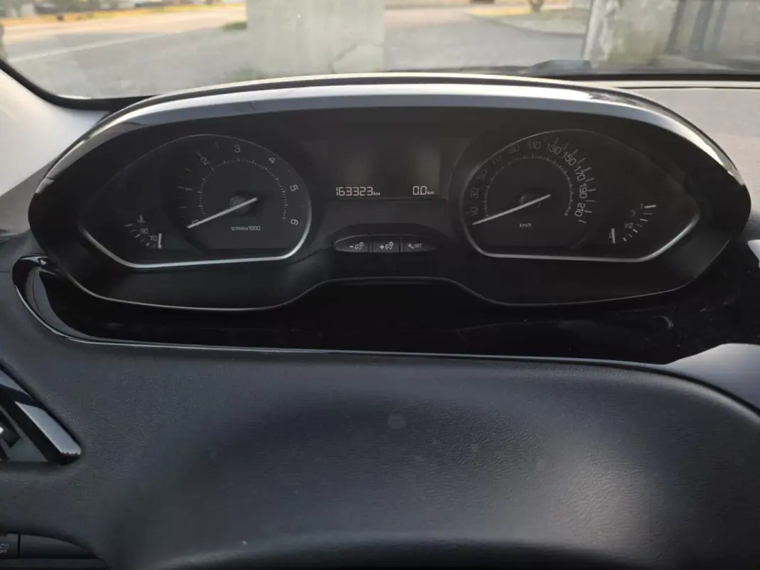 Peugeot 208 2016 - 13990 EUR, 163000 km - AUTO.MOTO.pt - 163000km - foto 20 de 31