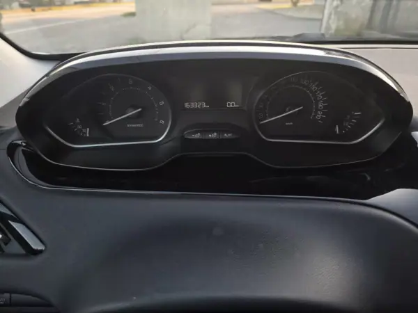 Peugeot 208 2016 - 13990 EUR, 163000 km - AUTO.MOTO.pt - 163000km - foto 20 de 31