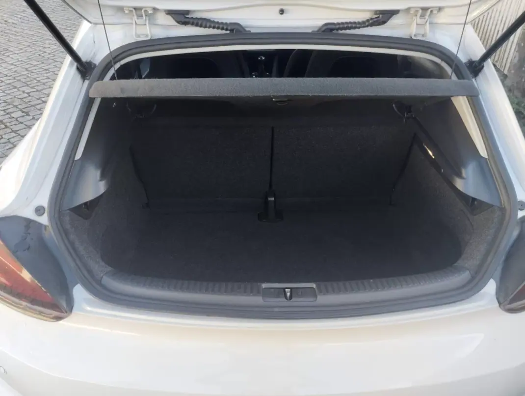 Volkswagen Scirocco 2011 - 10000 EUR, 215000 km - AUTO.MOTO.pt - 215000km - foto 16 de 30