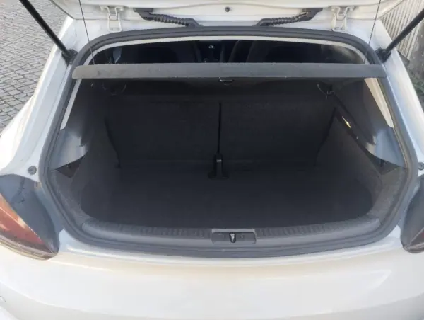 Volkswagen Scirocco 2011 - 10000 EUR, 215000 km - AUTO.MOTO.pt - 215000km - foto 16 de 30