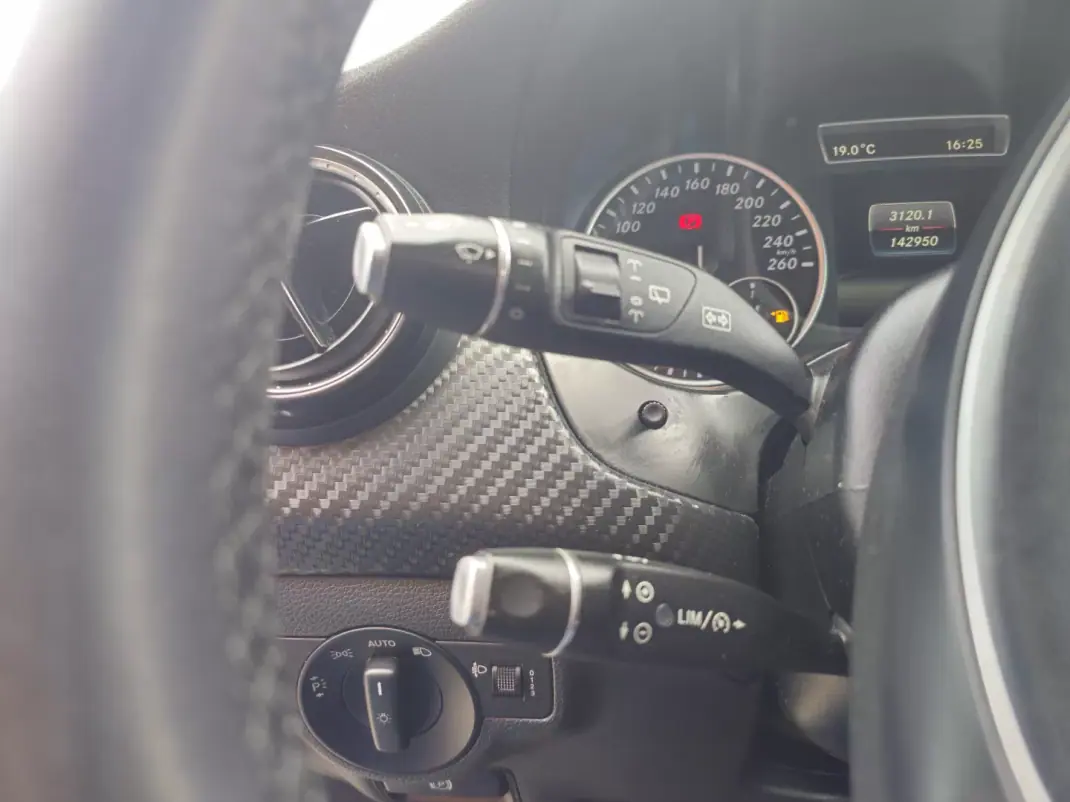 Mercedes-Benz GLA 180 2016 - 16990 EUR, 142000 km - AUTO.MOTO.pt - 142000km - foto 9 de 13