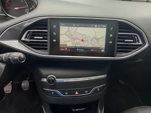 Peugeot 308 SW 2018 - 13490 EUR, 151379 km - AUTO.MOTO.pt - 151379km - foto 10 de 11