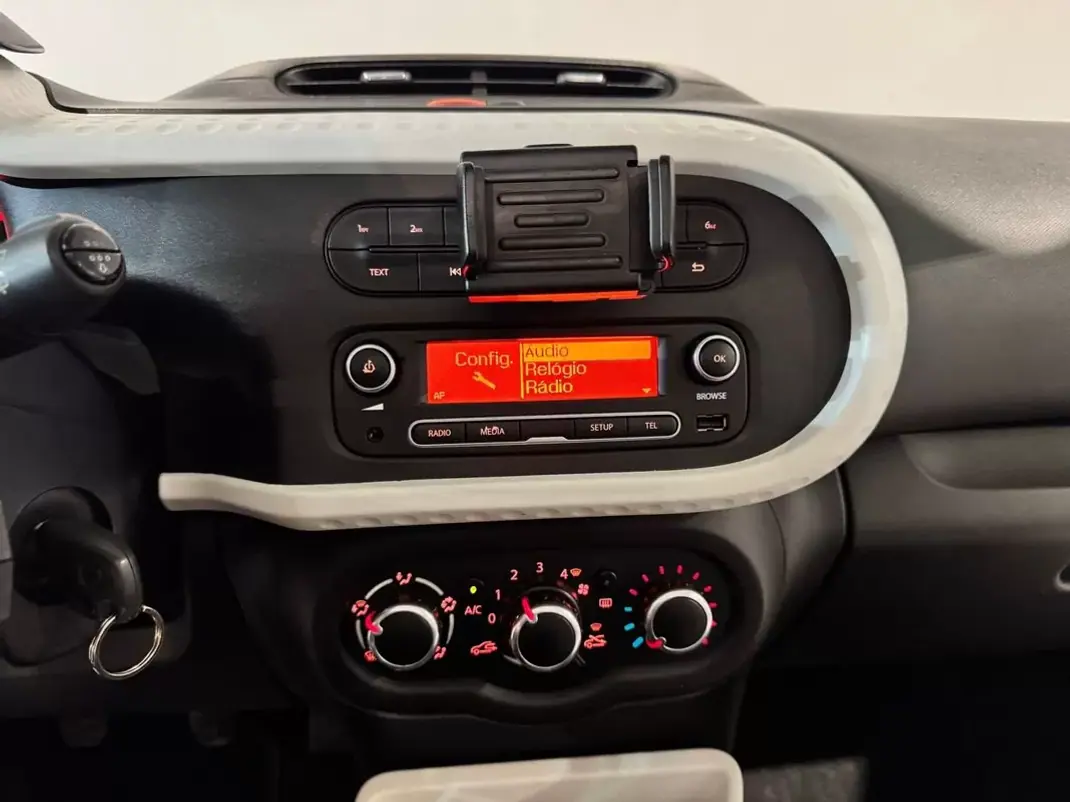 Renault Twingo 2015 - 7900 EUR, 124650 km - 124650km - foto 17 de 42