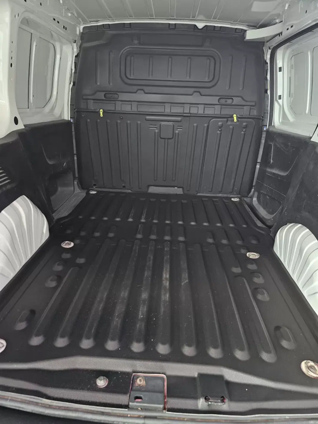 Citroën BERLINGO 1.5 BlueHDi 100 S&S Club M 2021 - 15300 EUR, 100480 km - AUTO.MOTO.pt - 100480km - foto 4 de 14