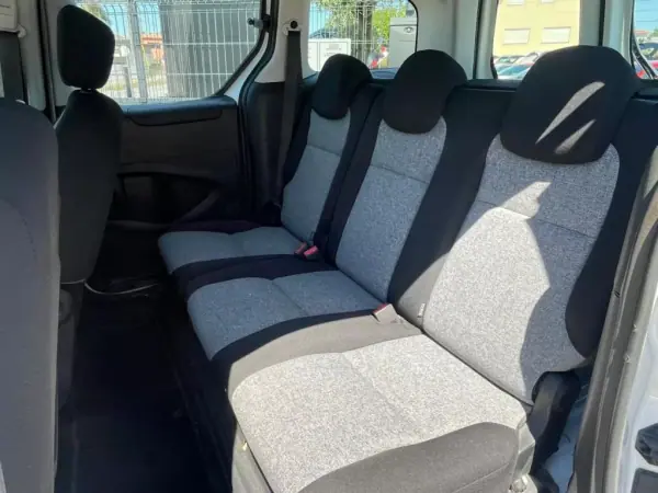Citroën Berlingo 2017 - 9900 EUR, 312000 km - AUTO.MOTO.pt - 312000km - foto 5 de 14