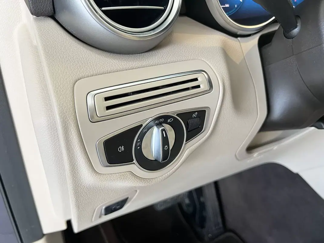 Mercedes-Benz GLC 300 2021 - 39900 EUR, 116839 km - AUTO.MOTO.pt - 116839km - foto 19 de 22