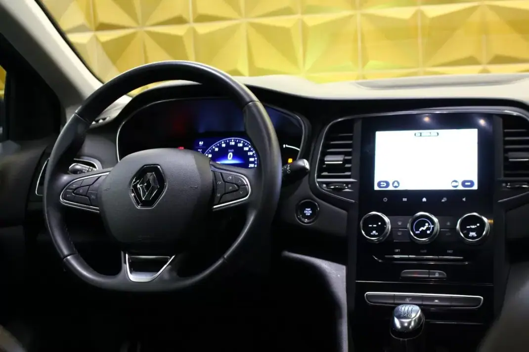 Renault Mégane Sport Tourer 2022 - 15900 EUR, 141000 km - AUTO.MOTO.pt - 141000km - foto 18 de 30