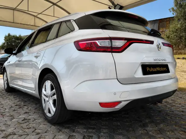 Renault Mégane 2017 - 11900 EUR, 177386 km - AUTO.MOTO.pt - 177386km - foto 4 de 8