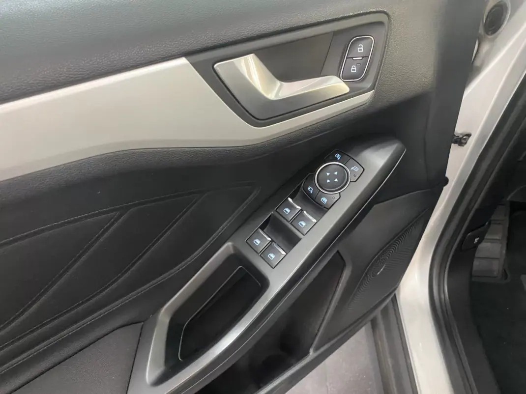 Ford Focus SW 2019 - 12600 EUR, 156868 km - AUTO.MOTO.pt - 156868km - foto 5 de 34
