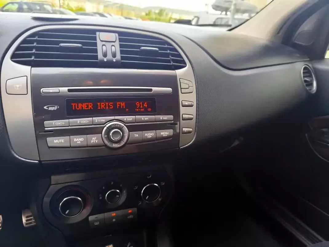 Fiat Bravo 2010 - 5980 EUR, 147000 km - AUTO.MOTO.pt - 147000km - foto 22 de 23