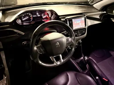 Peugeot 208 2018 - 10990 EUR, 40612 km - AUTO.MOTO.pt - 40612km - foto 4 de 4