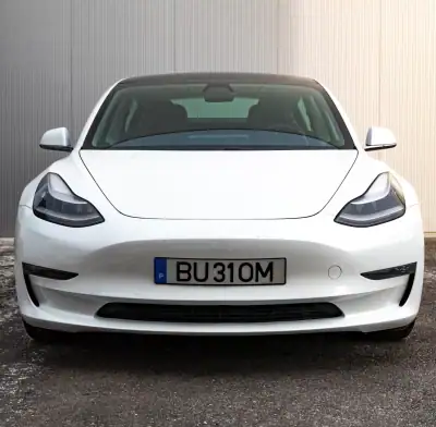 Tesla Model 3 2020 - 25990 EUR, 111680 km - AUTO.MOTO.pt - 111680km - foto 2 de 12
