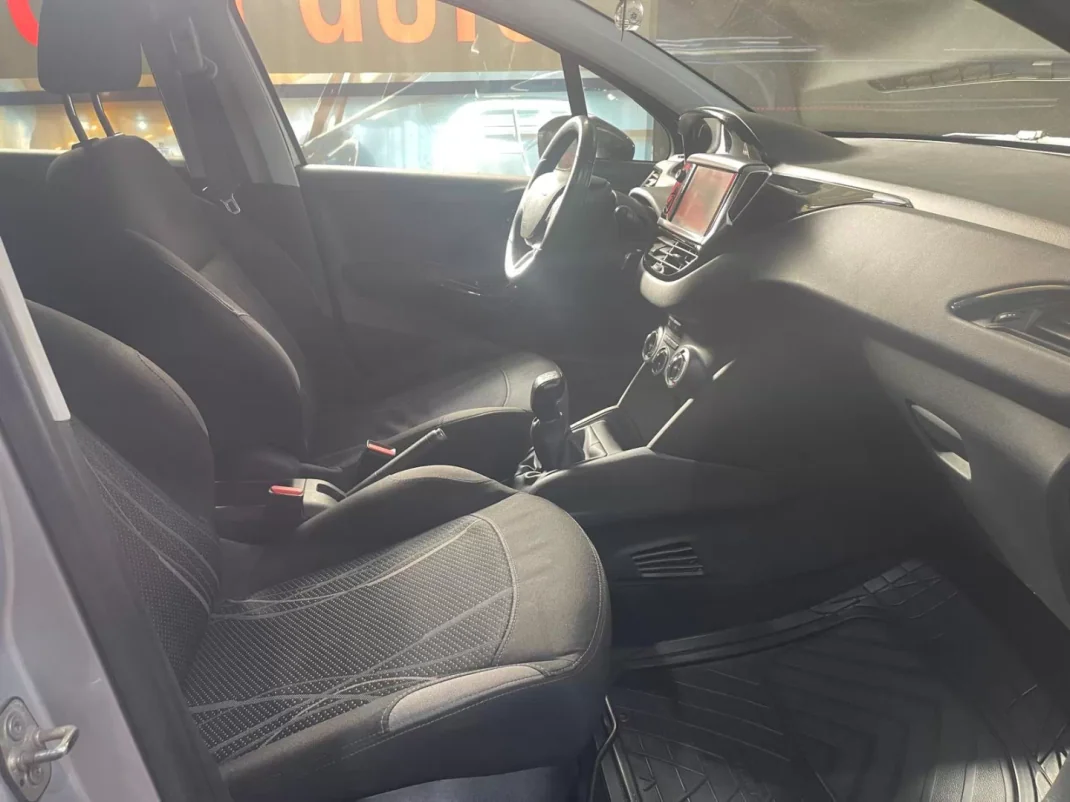 Peugeot 208 2013 - 6999 EUR, 195000 km - AUTO.MOTO.pt - 195000km - foto 25 de 35