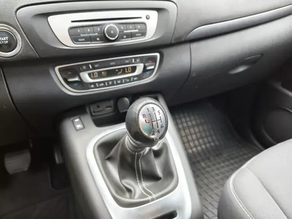 Renault Scénic 2015 - 9900 EUR, 175000 km - AUTO.MOTO.pt - 175000km - foto 11 de 11