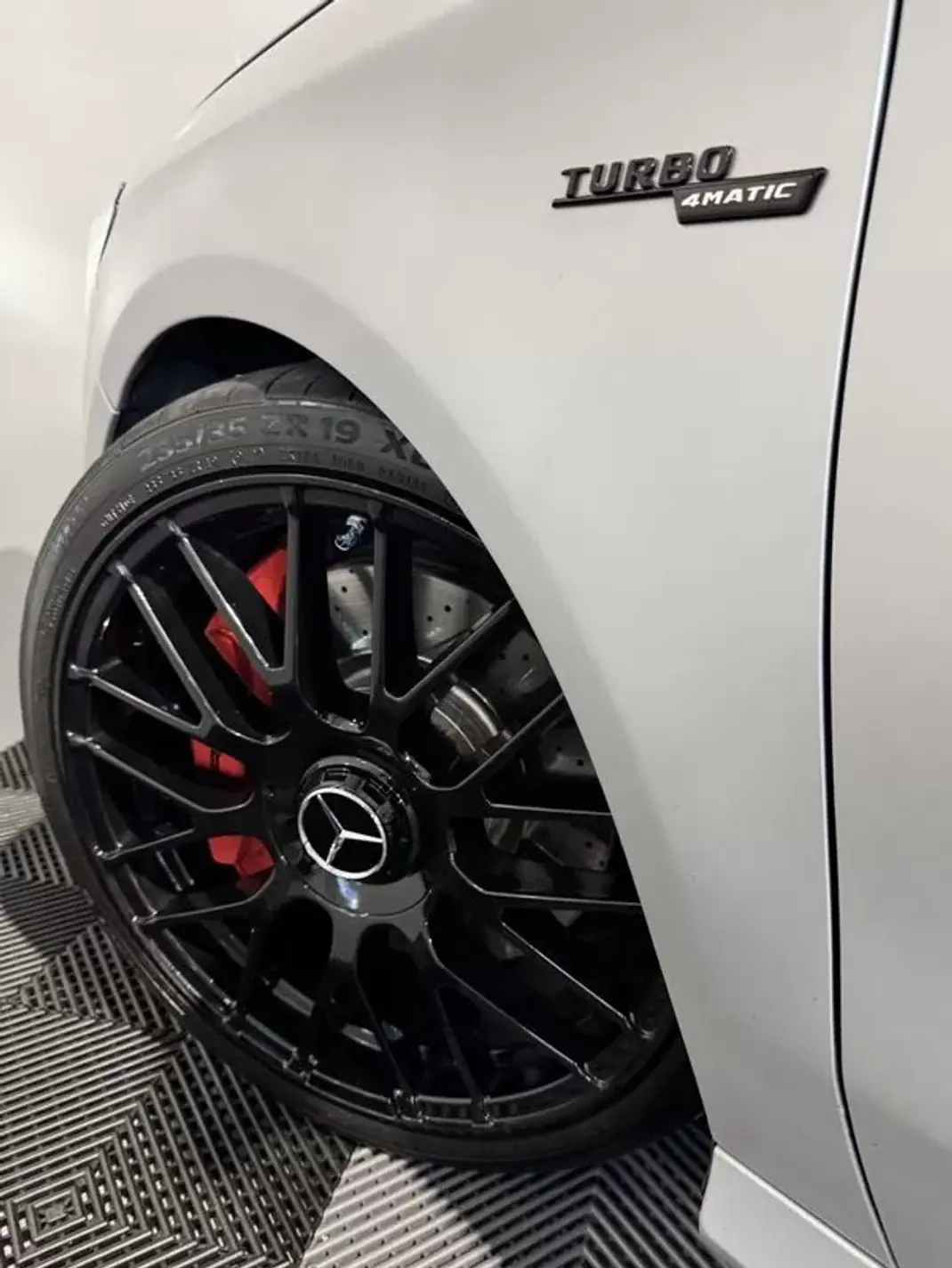 Mercedes-Benz CLA 45 AMG 2018 - 36900 EUR, 127350 km - 127350km - foto 19 de 32