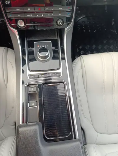 Jaguar XF 2017 - 19900 EUR, 173000 km - AUTO.MOTO.pt - 173000km - foto 13 de 19