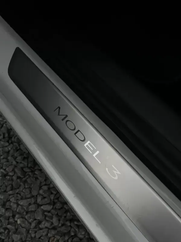 Tesla Model 3 2020 - 23000 EUR, 81000 km - AUTO.MOTO.pt - 81000km - foto 8 de 17