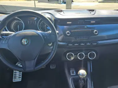 Alfa Romeo Giulietta 2012 - 8900 EUR, 195000 km - AUTO.MOTO.pt - 195000km - foto 12 de 40