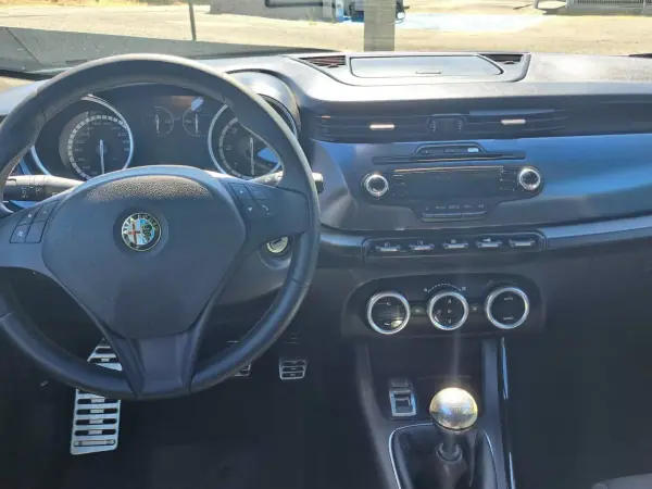 Alfa Romeo Giulietta 2012 - 8900 EUR, 195000 km - AUTO.MOTO.pt - 195000km - foto 12 de 40