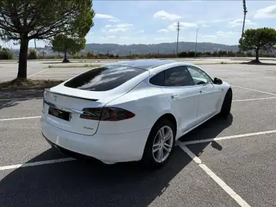 Tesla Model S 2015 - 27500 EUR, 162000 km - AUTO.MOTO.pt - 162000km - foto 7 de 21