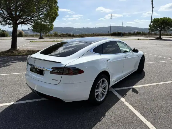 Tesla Model S 2015 - 27500 EUR, 162000 km - AUTO.MOTO.pt - 162000km - foto 7 de 21