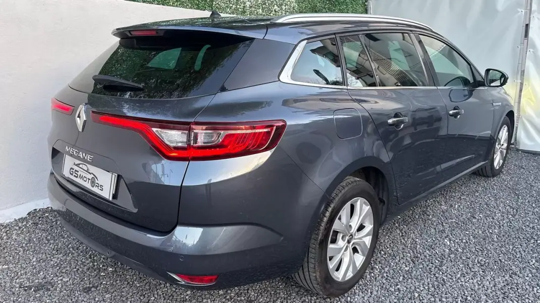 Renault Mégane Sport Tourer 2019 - 13400 EUR, 94500 km - AUTO.MOTO.pt - 94500km - foto 6 de 12