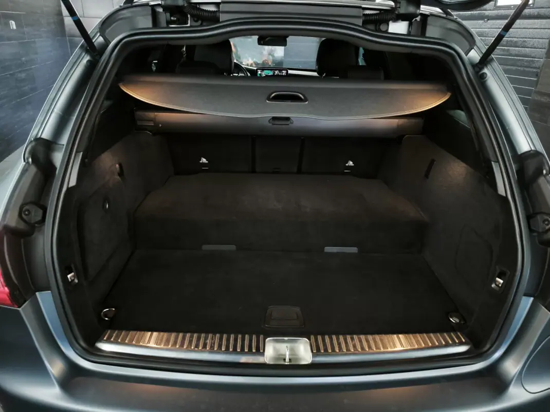 Mercedes-Benz C 300 2020 - 30950 EUR, 161000 km - AUTO.MOTO.pt - 161000km - foto 37 de 41