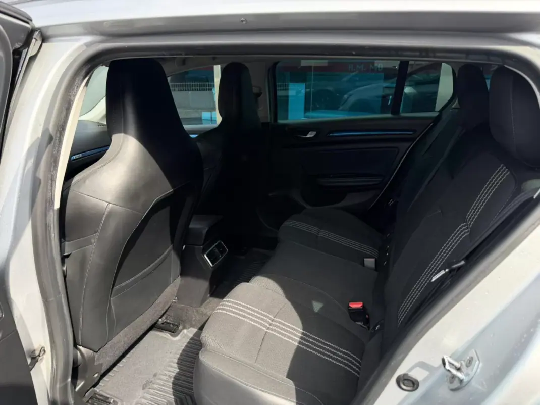 Renault Mégane Sport Tourer 2017 - 13300 EUR, 162000 km - AUTO.MOTO.pt - 162000km - foto 8 de 11