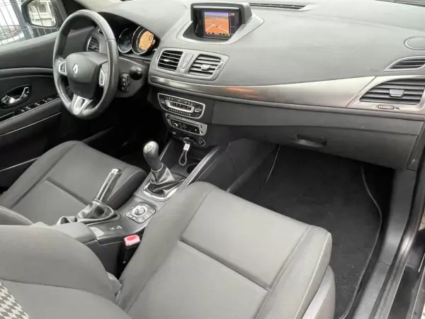 Renault Mégane Break 2012 - 7750 EUR, 289000 km - AUTO.MOTO.pt - 289000km - foto 8 de 9