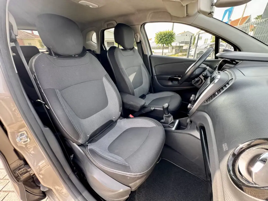 Renault Captur 2015 - 10990 EUR, 137000 km - AUTO.MOTO.pt - 137000km - foto 15 de 19