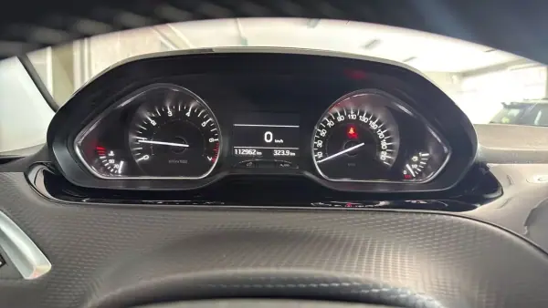 Peugeot 208 2017 - 8450 EUR, 112900 km - AUTO.MOTO.pt - 112900km - foto 9 de 13