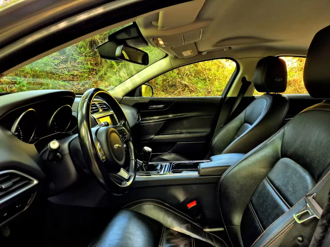 Jaguar XE 2015 - 14250 EUR, 184000 km - AUTO.MOTO.pt - 184000km - foto 9 de 23