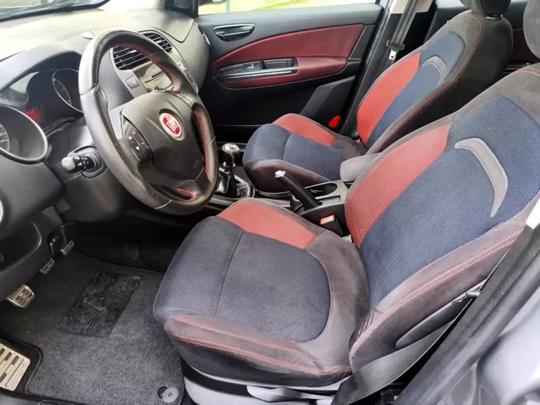 Fiat Bravo 2010 - 5980 EUR, 147000 km - AUTO.MOTO.pt - 147000km - foto 12 de 23