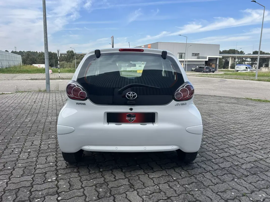 Toyota Aygo 2012 - 8290 EUR, 121000 km - AUTO.MOTO.pt - 121000km - foto 6 de 16