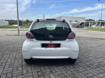 Toyota Aygo 2012 - 8290 EUR, 121000 km - AUTO.MOTO.pt - 121000km - foto 6 de 16
