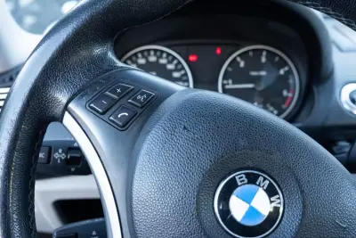 BMW 118 2010 - 9999 EUR, 279000 km - AUTO.MOTO.pt - 279000km - foto 13 de 18