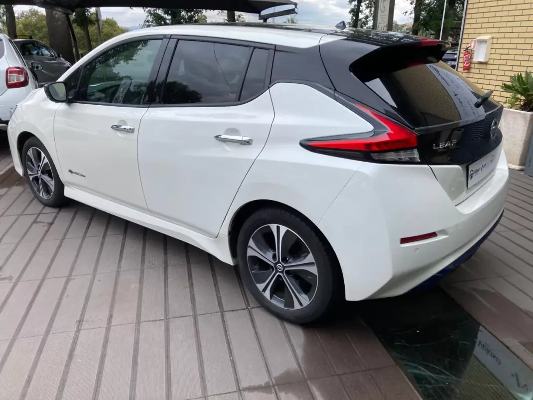 Nissan Leaf 2019 - 13500 EUR, 81279 km - AUTO.MOTO.pt - 81279km - foto 8 de 20