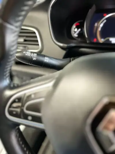 Renault Mégane 2019 - 14250 EUR, 135000 km - AUTO.MOTO.pt - 135000km - foto 17 de 37