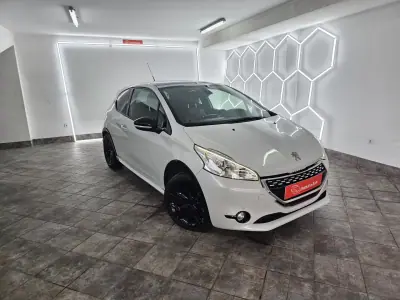 Peugeot 208 2015 - 16650 EUR, 121757 km - AUTO.MOTO.pt - 121757km - foto 3 de 38