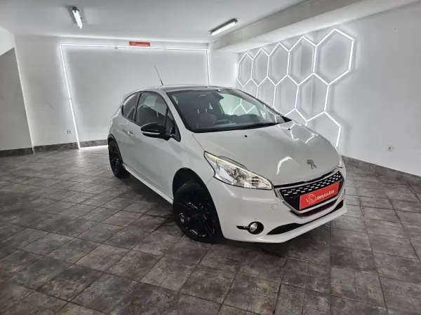 Peugeot 208 2015 - 16650 EUR, 121757 km - AUTO.MOTO.pt - 121757km - foto 3 de 38