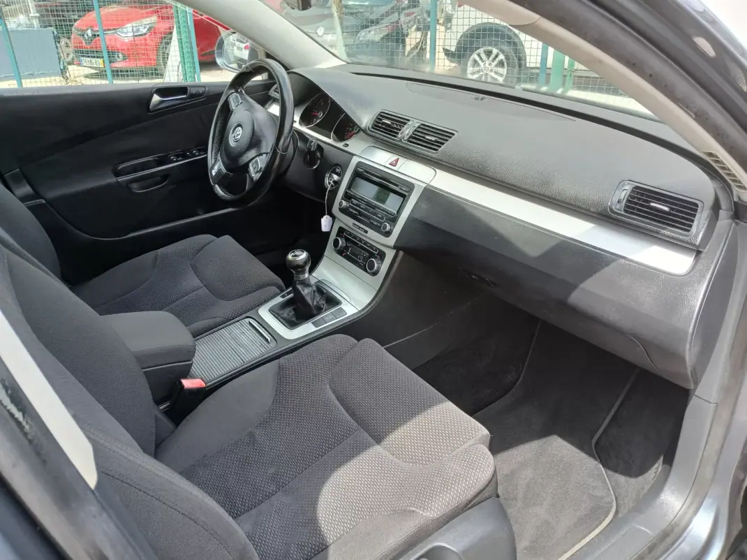 Volkswagen Passat Variant 2010 - 7750 EUR, 149120 km - AUTO.MOTO.pt - 149120km - foto 22 de 27